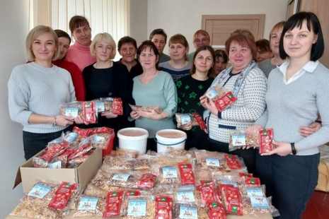 300 сухих наборів червоного борщу для ЗСУ виготовили працівниці Бугринської сільської ради. 