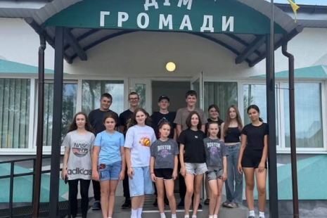 Щирі усмішки та сяючі очі дітей — наша найкраща нагорода.