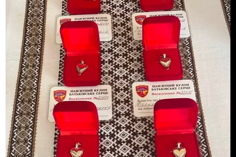 Вручення пам’ятних кулонів-оберегів «Батьківське серце»